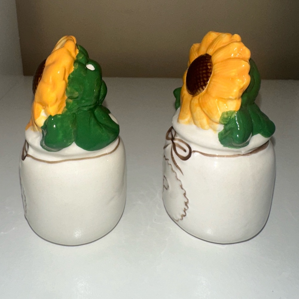 Potted Sunflowers Ceramic Salt & Pepper Shakers - NIP - Picture 4 of 5